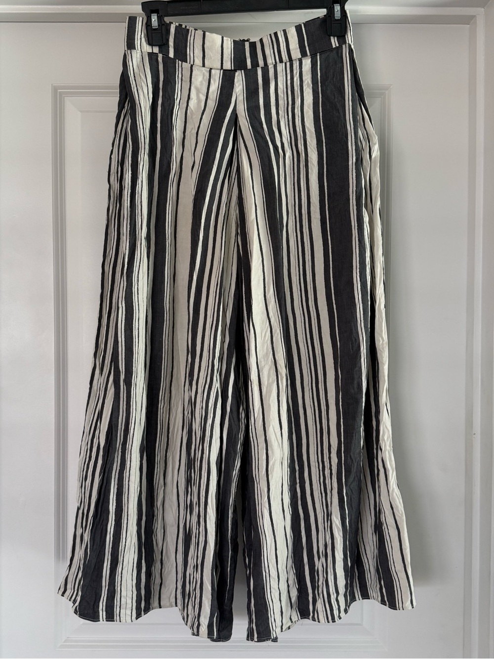 Whit Silk Linen Blend Cropped Pants Size 4 White and Navy Striped